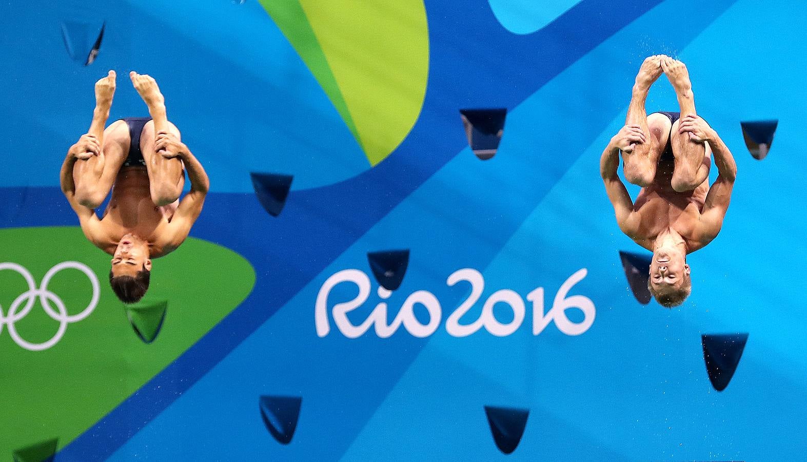 La pareja de Gran Bretaña Jack Laugher y Chris Mears, ganadores de la medalla de oro en la prueba de salto sincronizado, trampolín 3 metros.