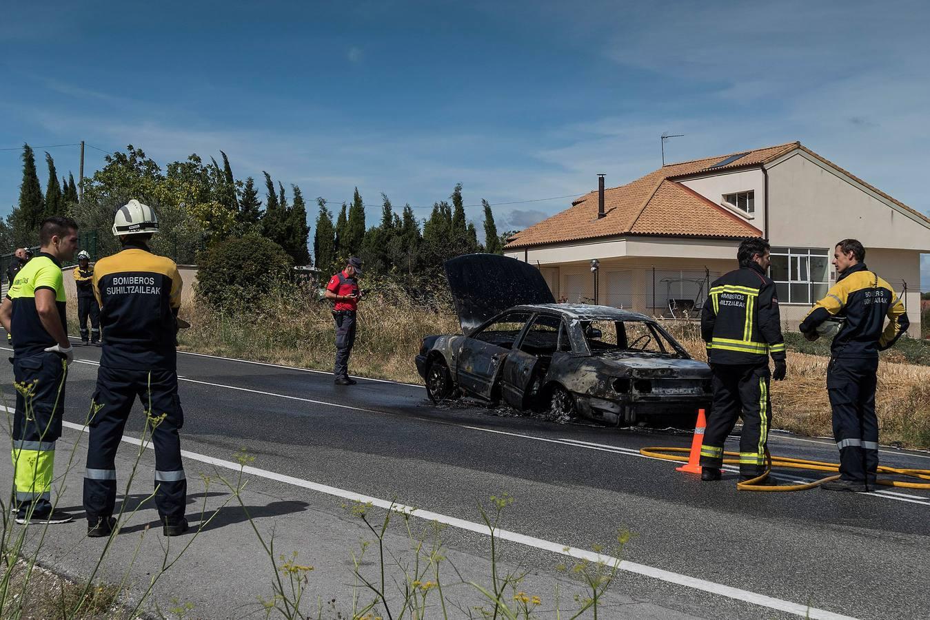 Un hombre en estado grave tras intentar salvar a su perro de un coche en llamas