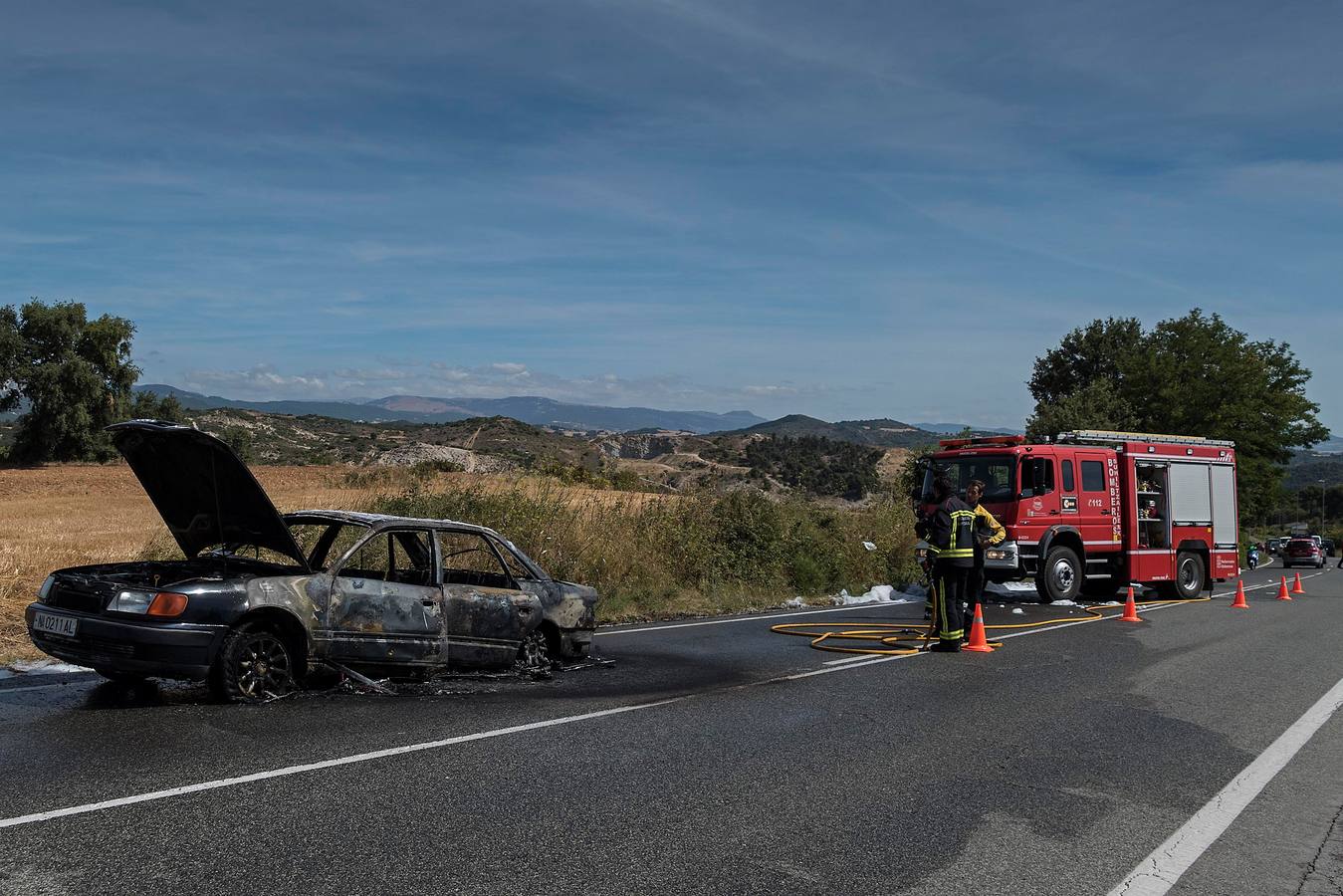 Un hombre en estado grave tras intentar salvar a su perro de un coche en llamas