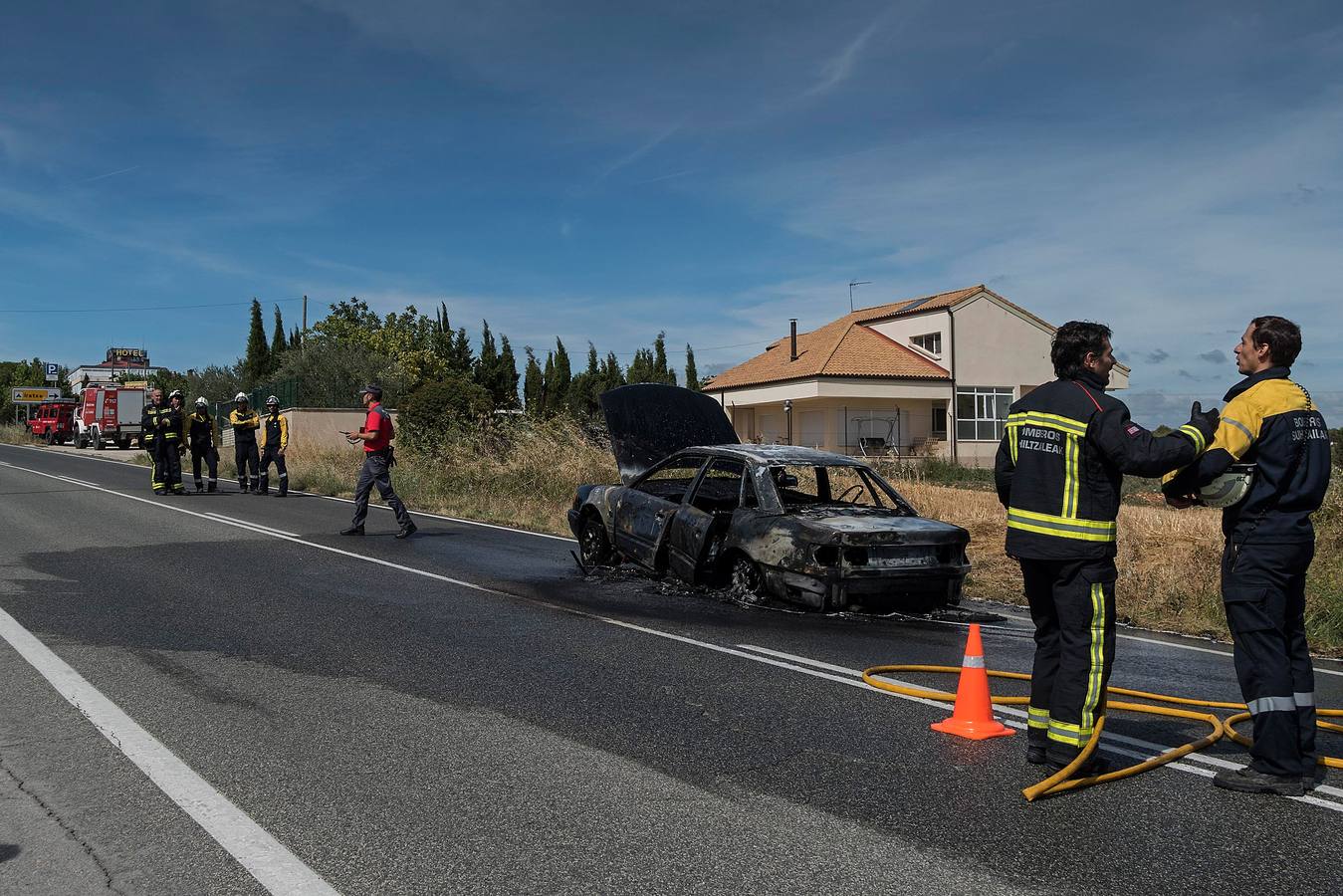 Un hombre en estado grave tras intentar salvar a su perro de un coche en llamas