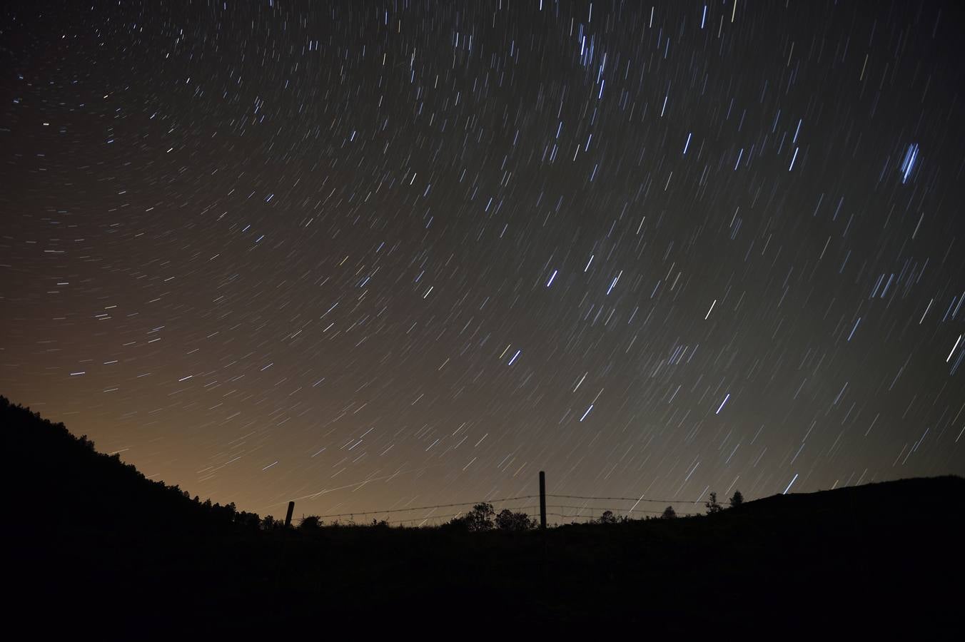 En la foto,una perseida atraviesa esta madrugada el cielo sobre la localidad cántabra de San Miguel de Aguayo.