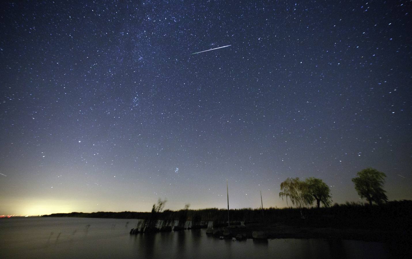 Estrellas fugaces sobre el lago Neusiedlersee, cerca de Moerbisch am See, Austria.