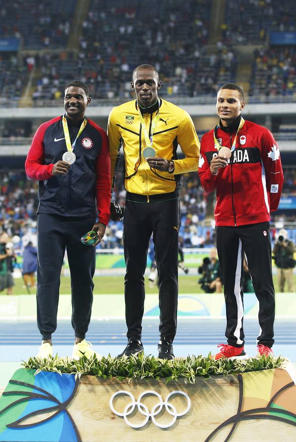 Bolt recibe su medalla de los 100 lisos