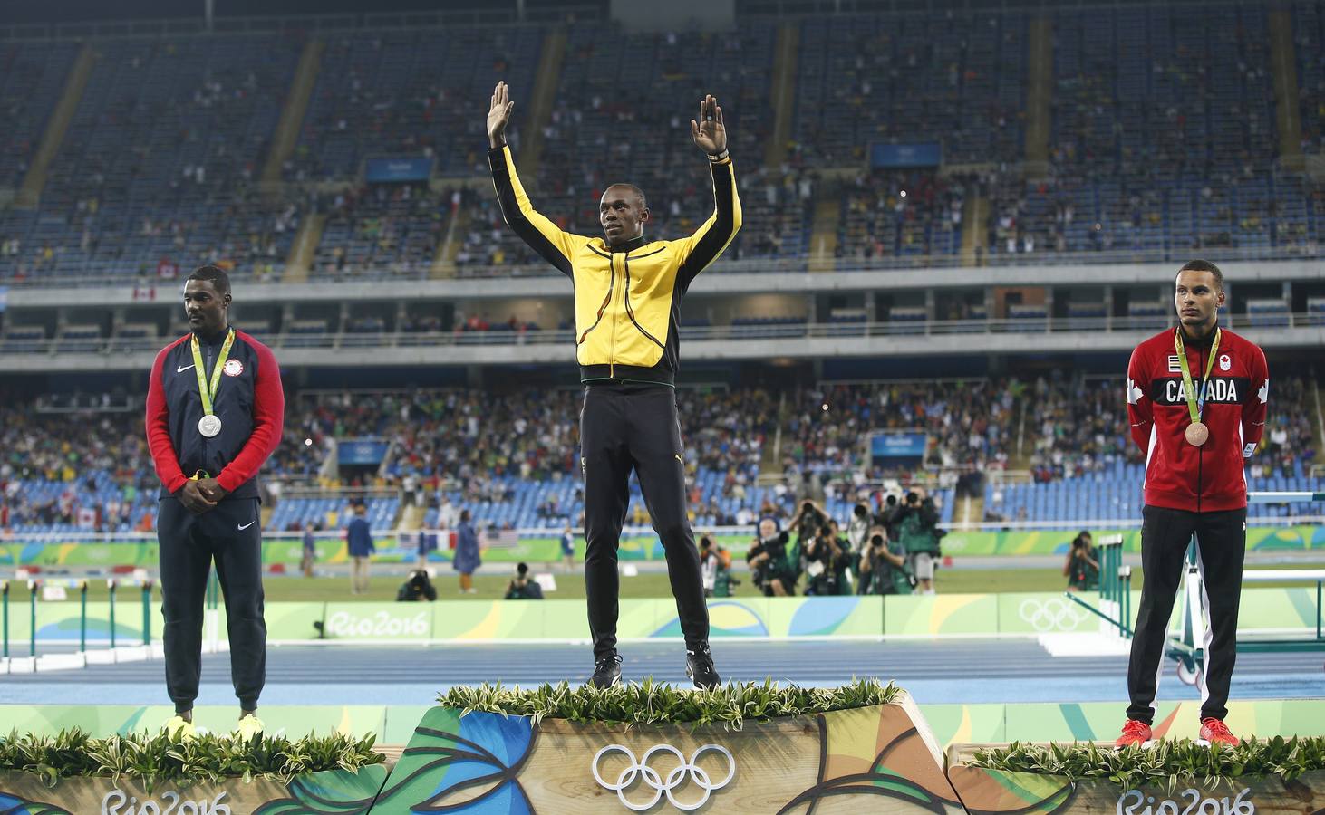 Bolt recibe su medalla de los 100 lisos