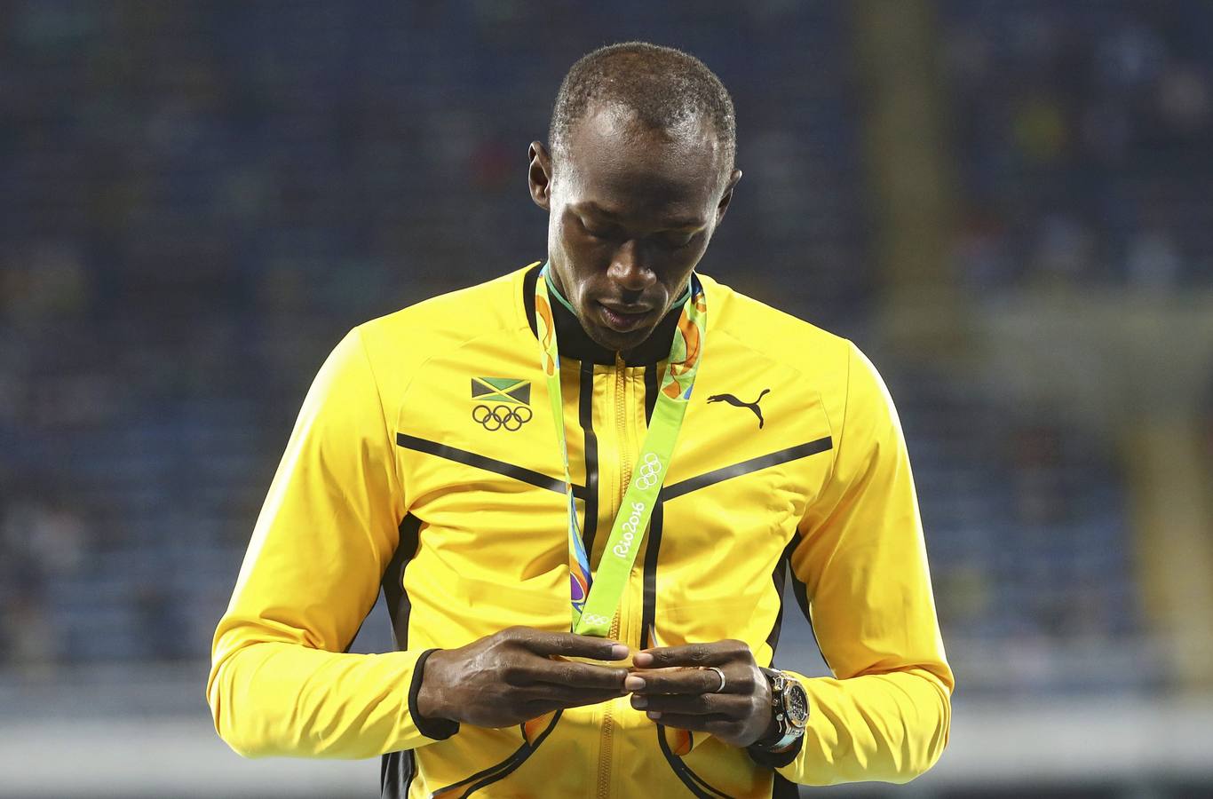 Bolt recibe su medalla de los 100 lisos