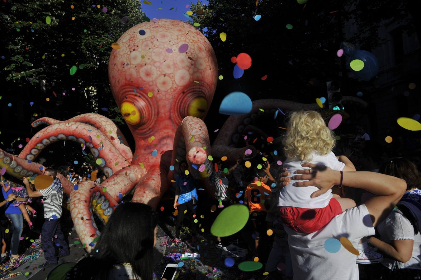 El desfile de la Ballena llena de color Bilbao