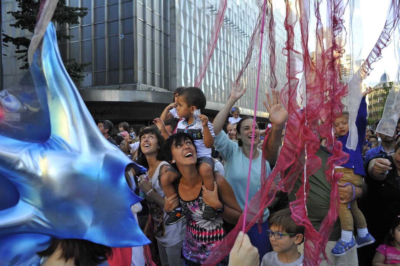 El desfile de la Ballena llena de color Bilbao