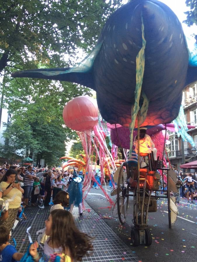 El desfile de la Ballena llena de color Bilbao