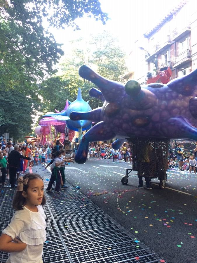 El desfile de la Ballena llena de color Bilbao