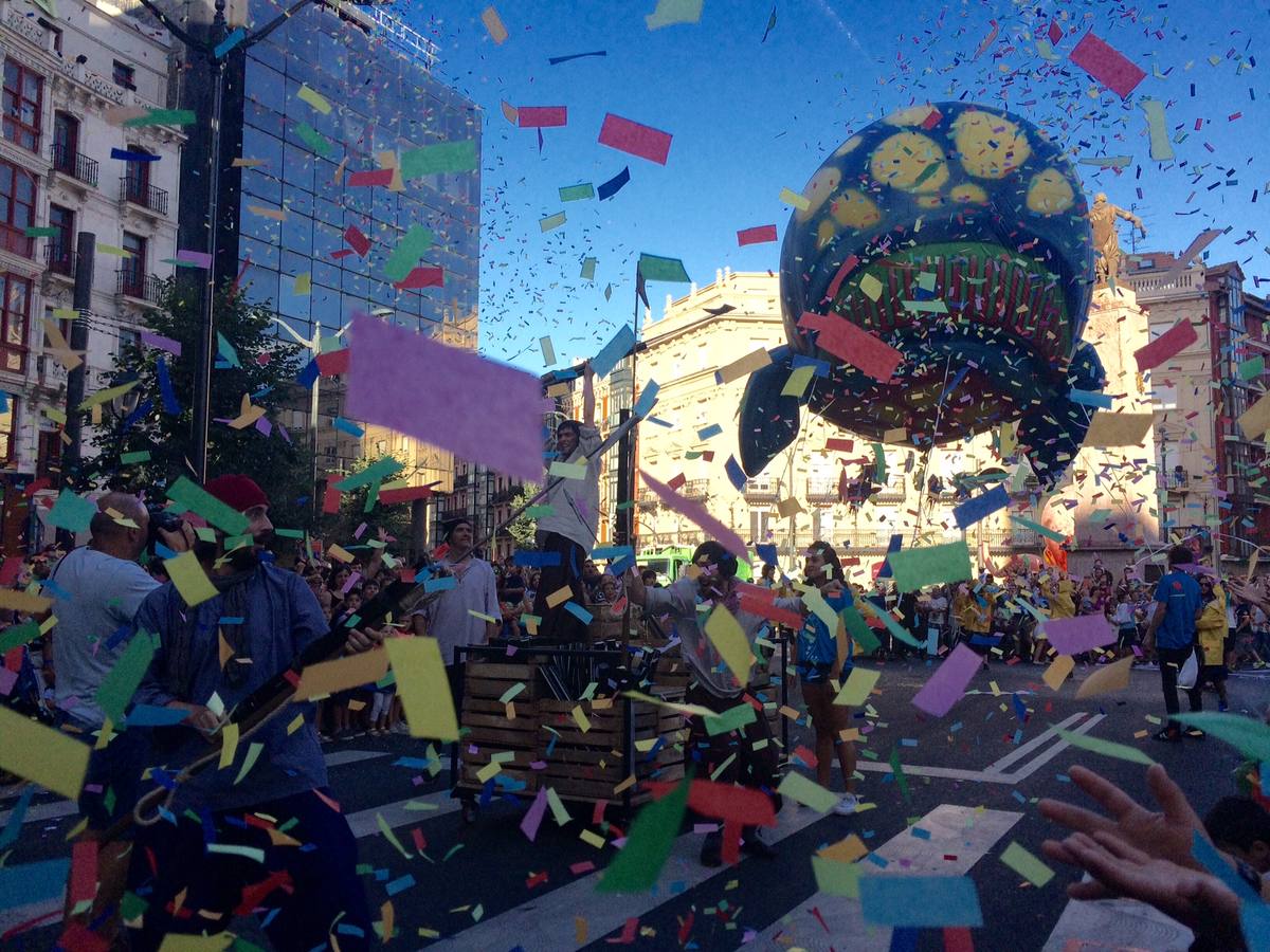 El desfile de la Ballena llena de color Bilbao