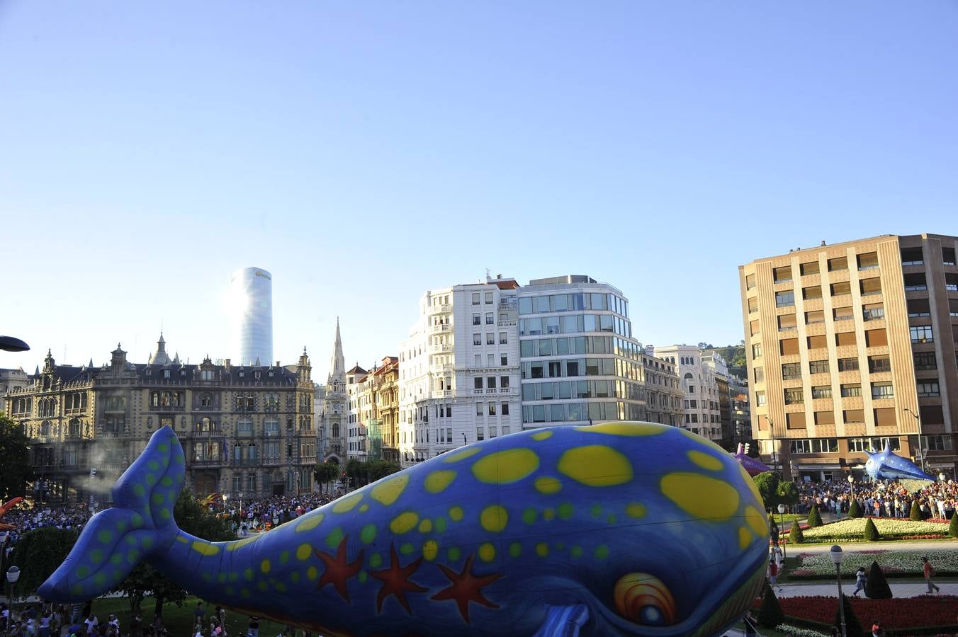 El desfile de la Ballena llena de color Bilbao