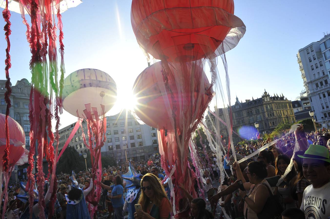 El desfile de la Ballena llena de color Bilbao