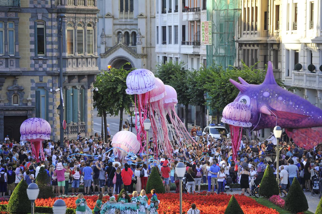 El desfile de la Ballena llena de color Bilbao