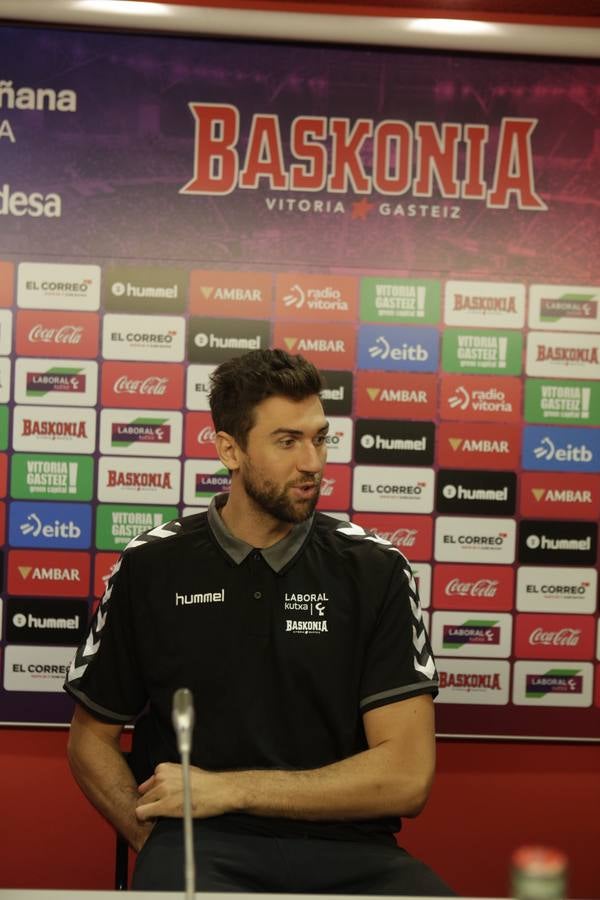 Bargnani, presentado como nuevo jugador baskonista