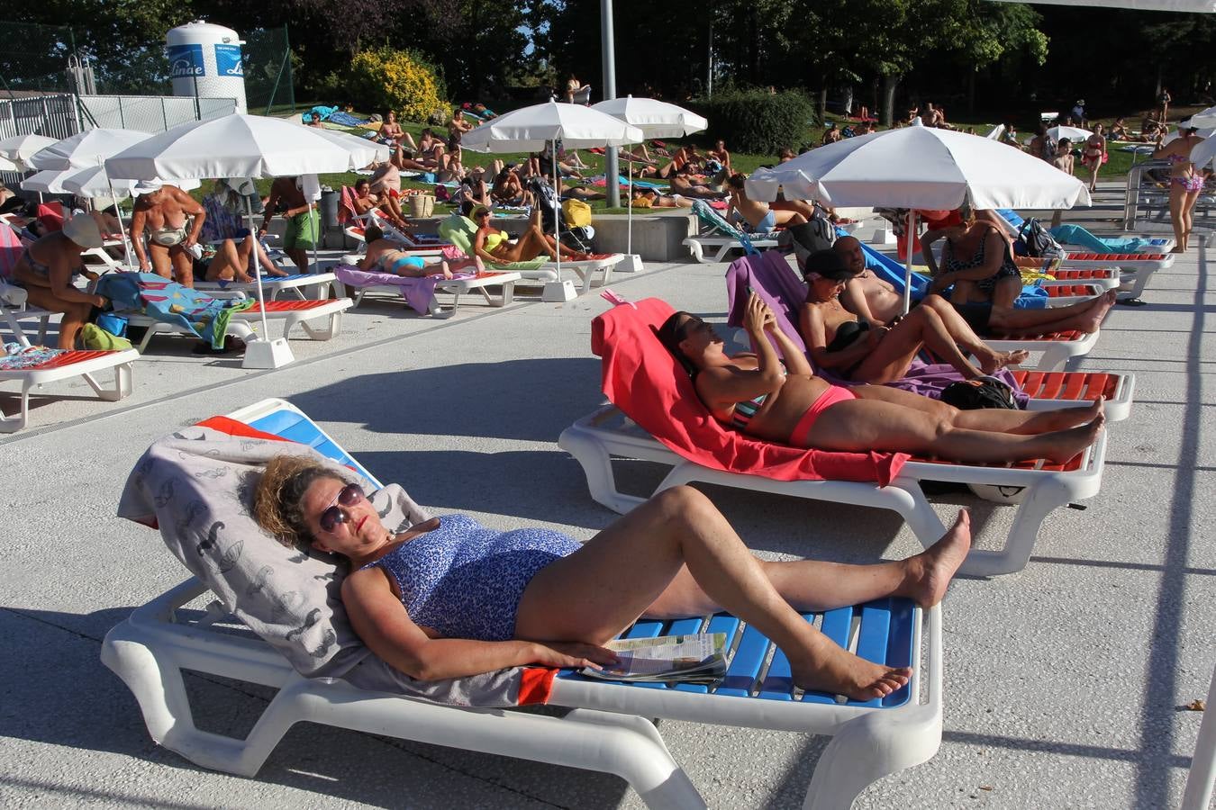 Vitoria se refugia de las altas temperaturas en las piscinas