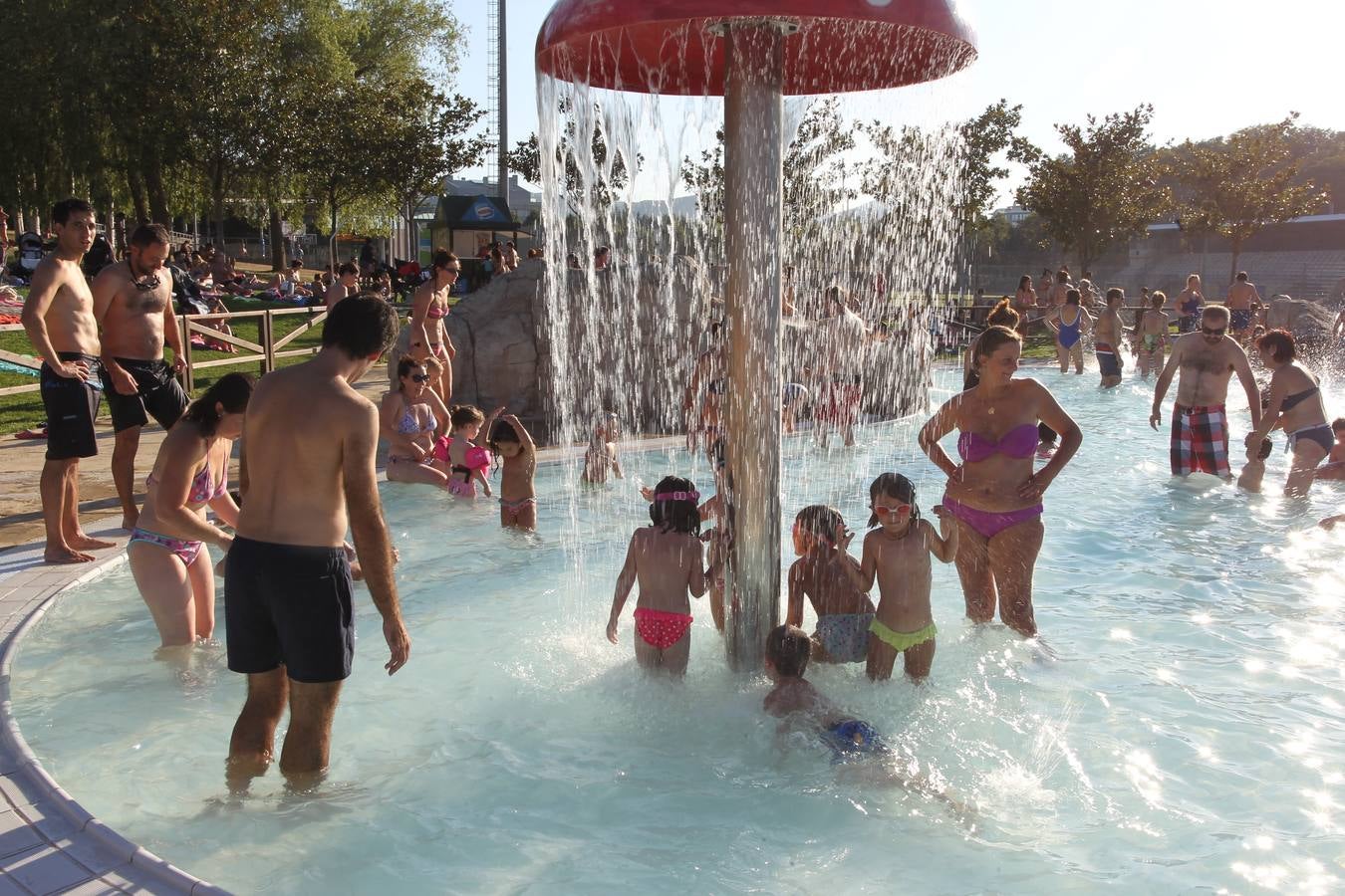 Vitoria se refugia de las altas temperaturas en las piscinas