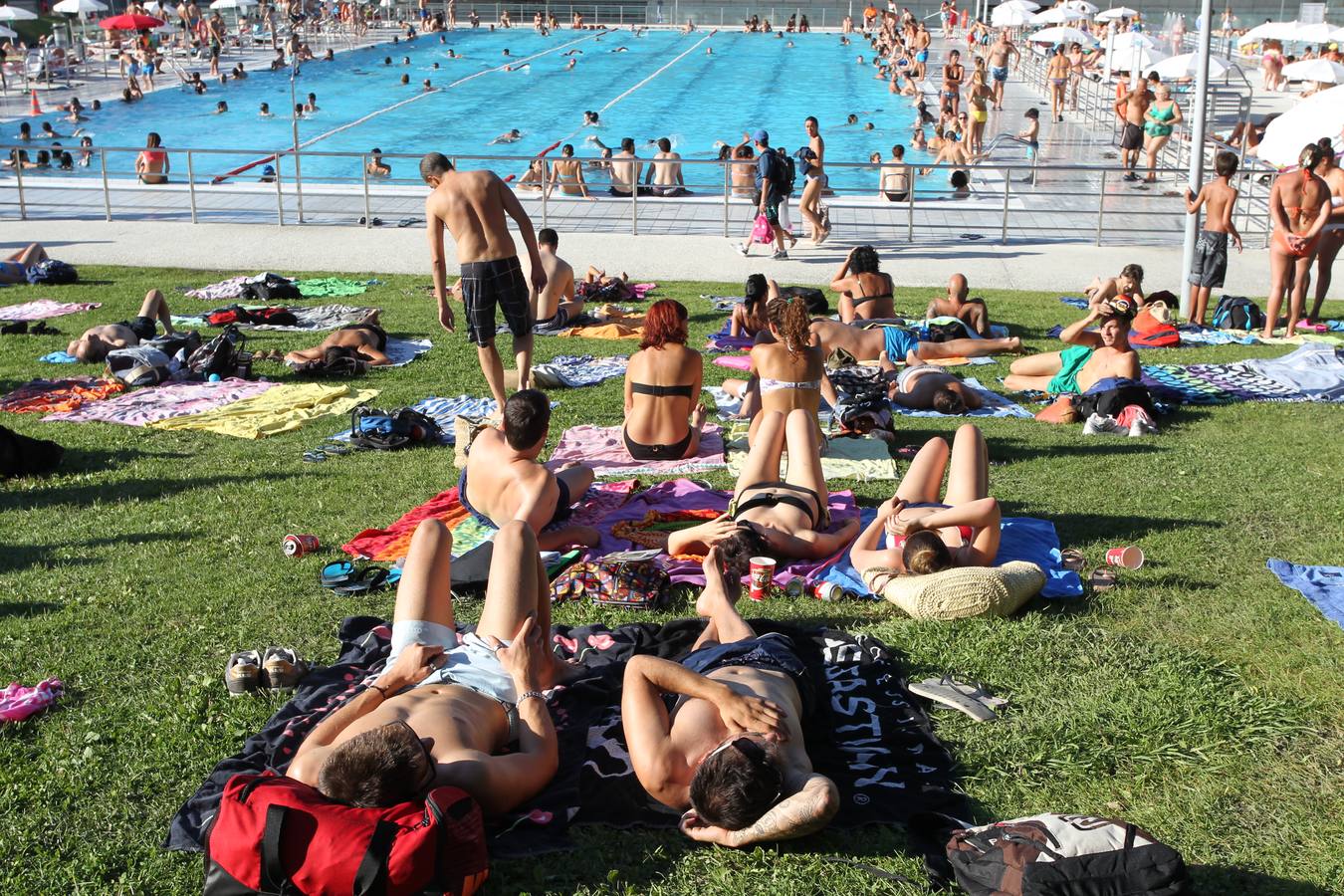 Vitoria se refugia de las altas temperaturas en las piscinas