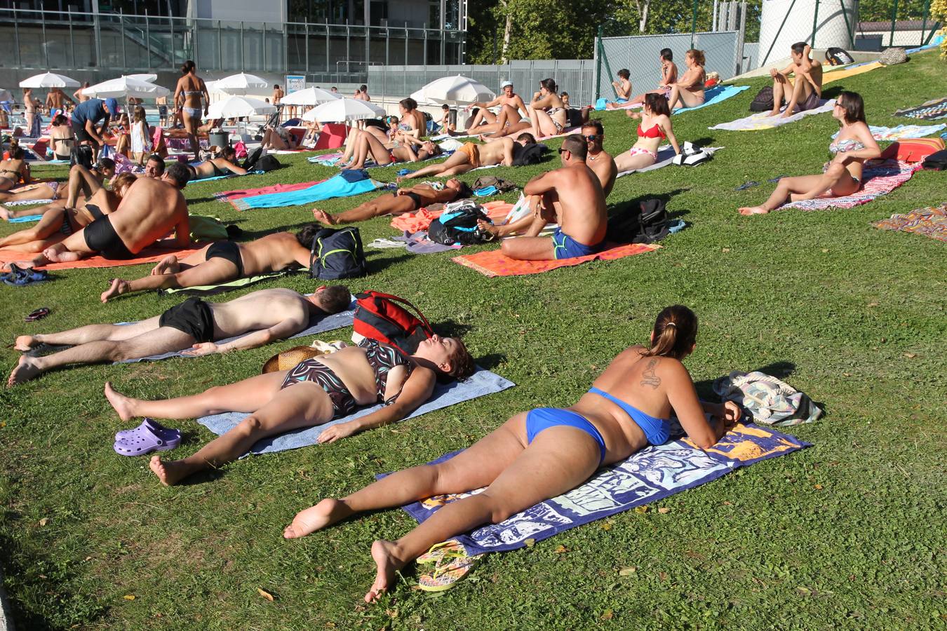 Vitoria se refugia de las altas temperaturas en las piscinas