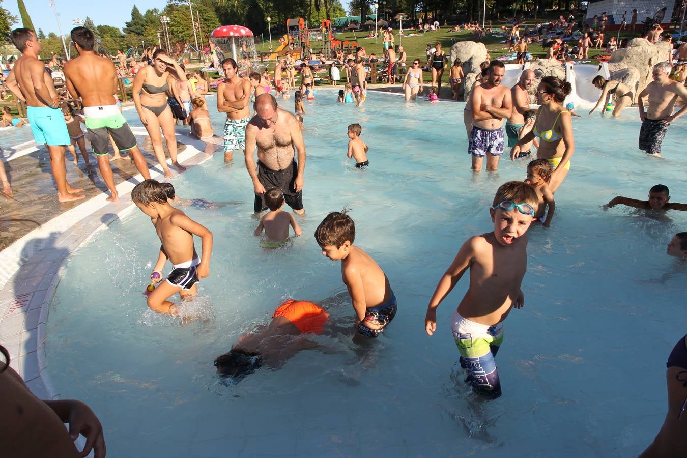Vitoria se refugia de las altas temperaturas en las piscinas