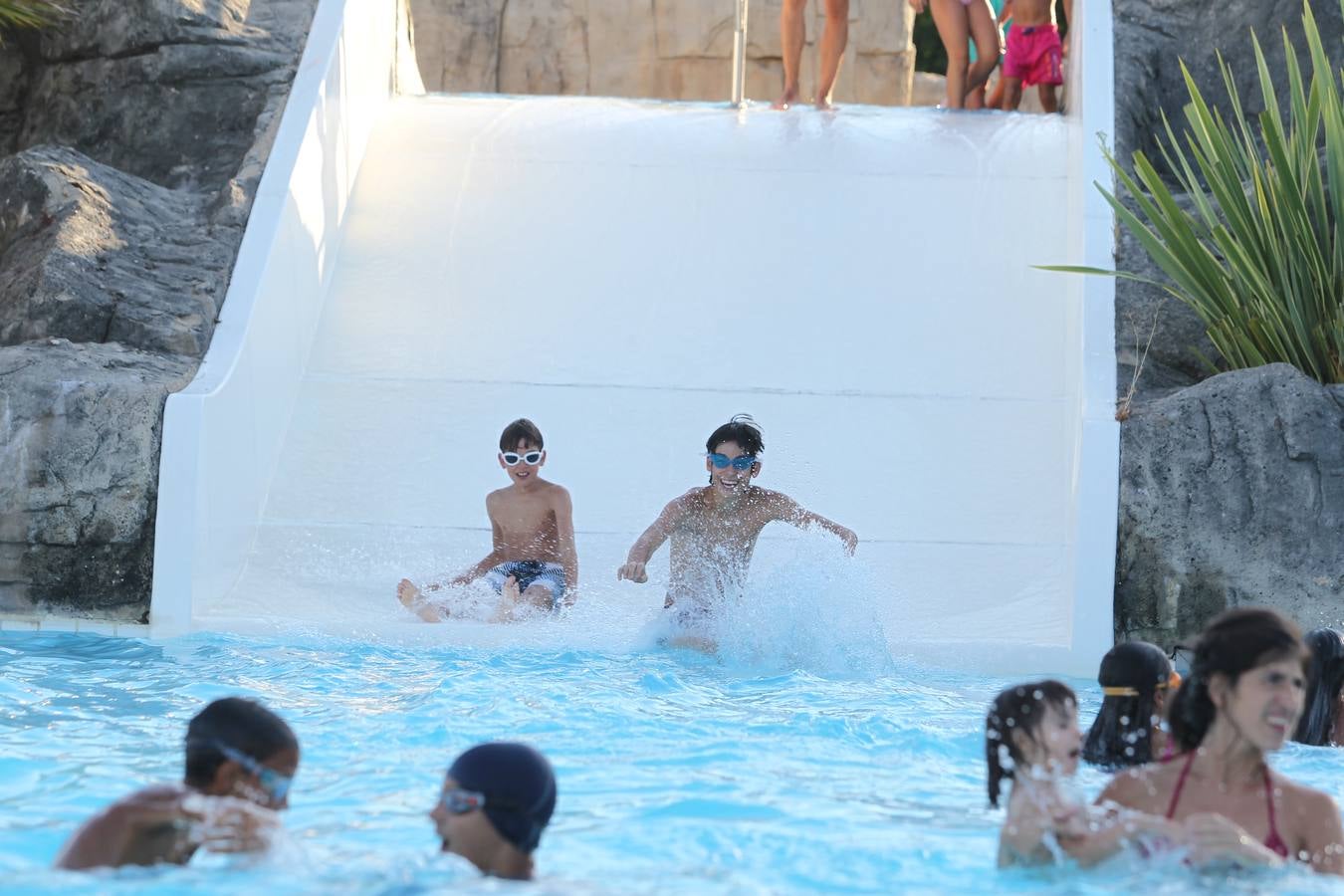 Vitoria se refugia de las altas temperaturas en las piscinas