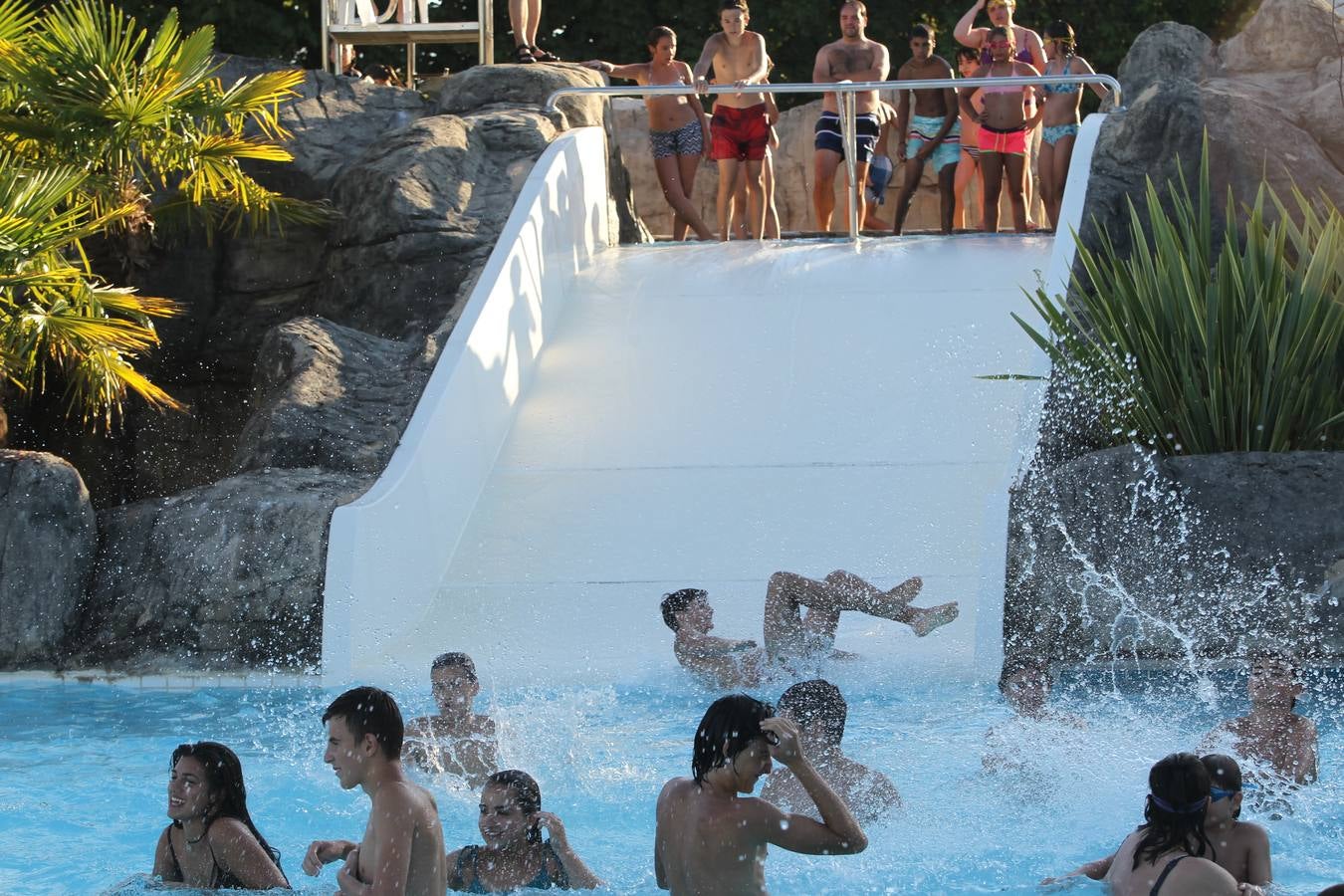 Vitoria se refugia de las altas temperaturas en las piscinas