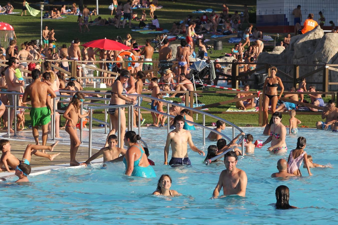 Vitoria se refugia de las altas temperaturas en las piscinas