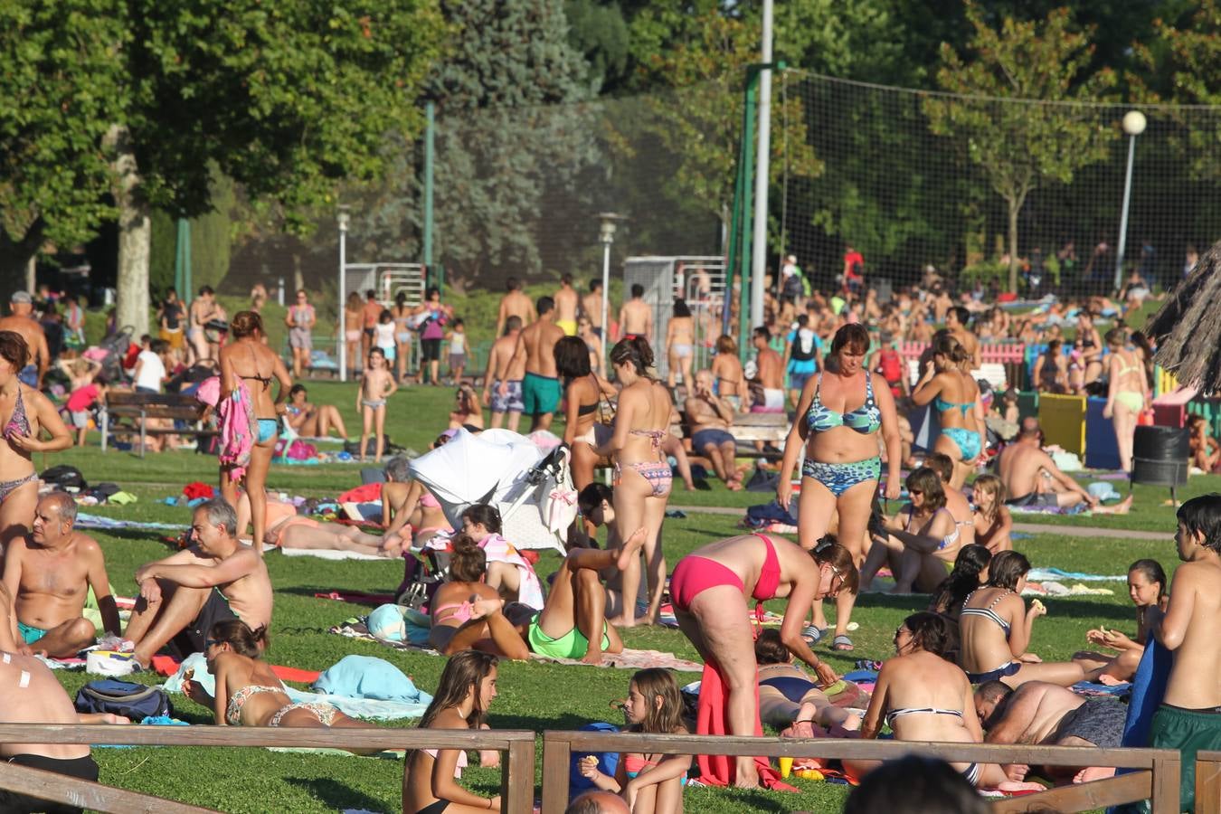 Vitoria se refugia de las altas temperaturas en las piscinas