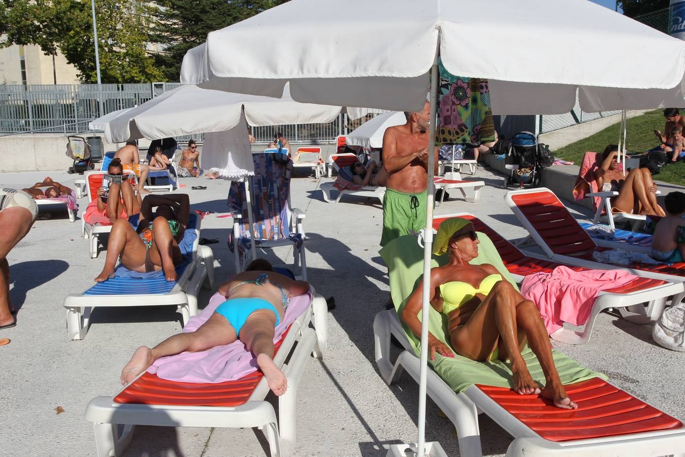 Vitoria se refugia de las altas temperaturas en las piscinas
