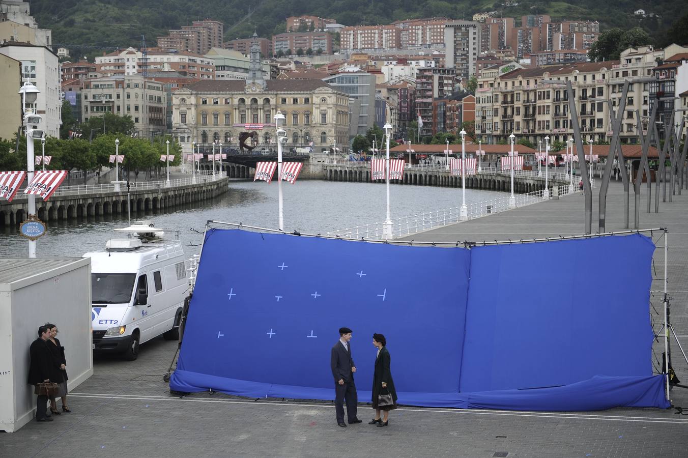 Rodaje de 'Gernika' en la plaza del Teatro Arriaga y en el Arenal de Bilbao. 
