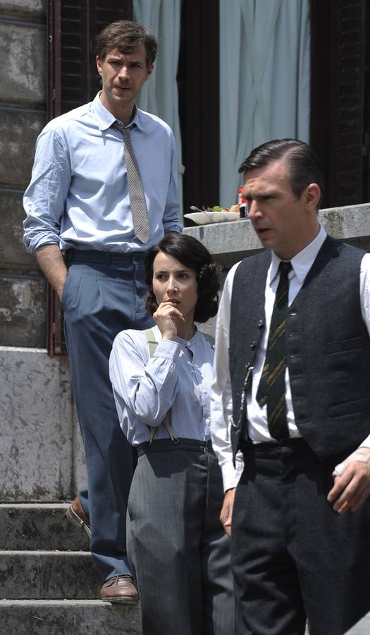 James D'Arcy (izquierda) y Bárbara Goenaga durante el rodaje de 'Gernika' en el palacio Munoa de Barakaldo. 