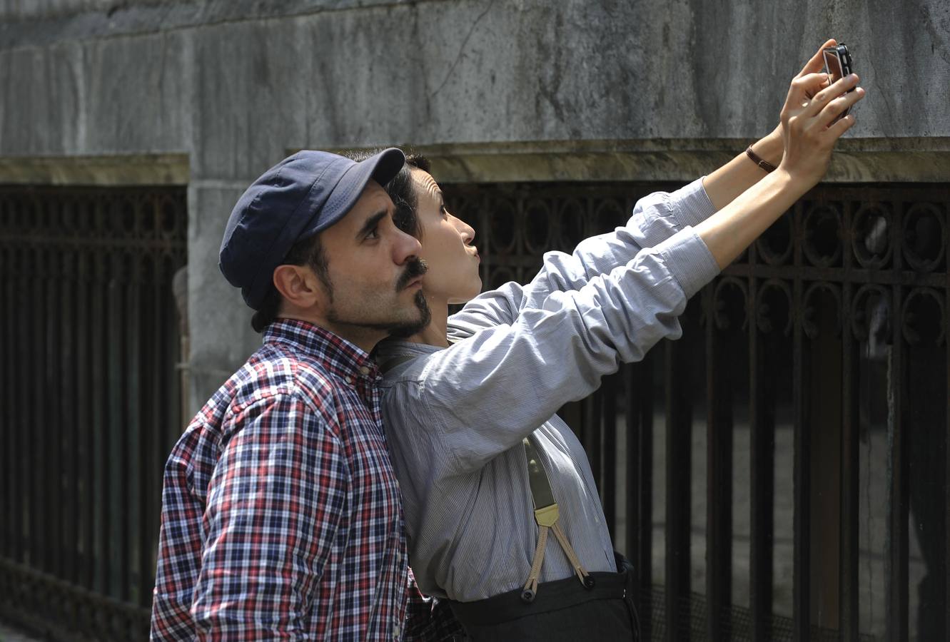 Bárbara Goenaga y Koldo Serra durante el rodaje de 'Gernika' en el palacio Munoa de Barakaldo. 