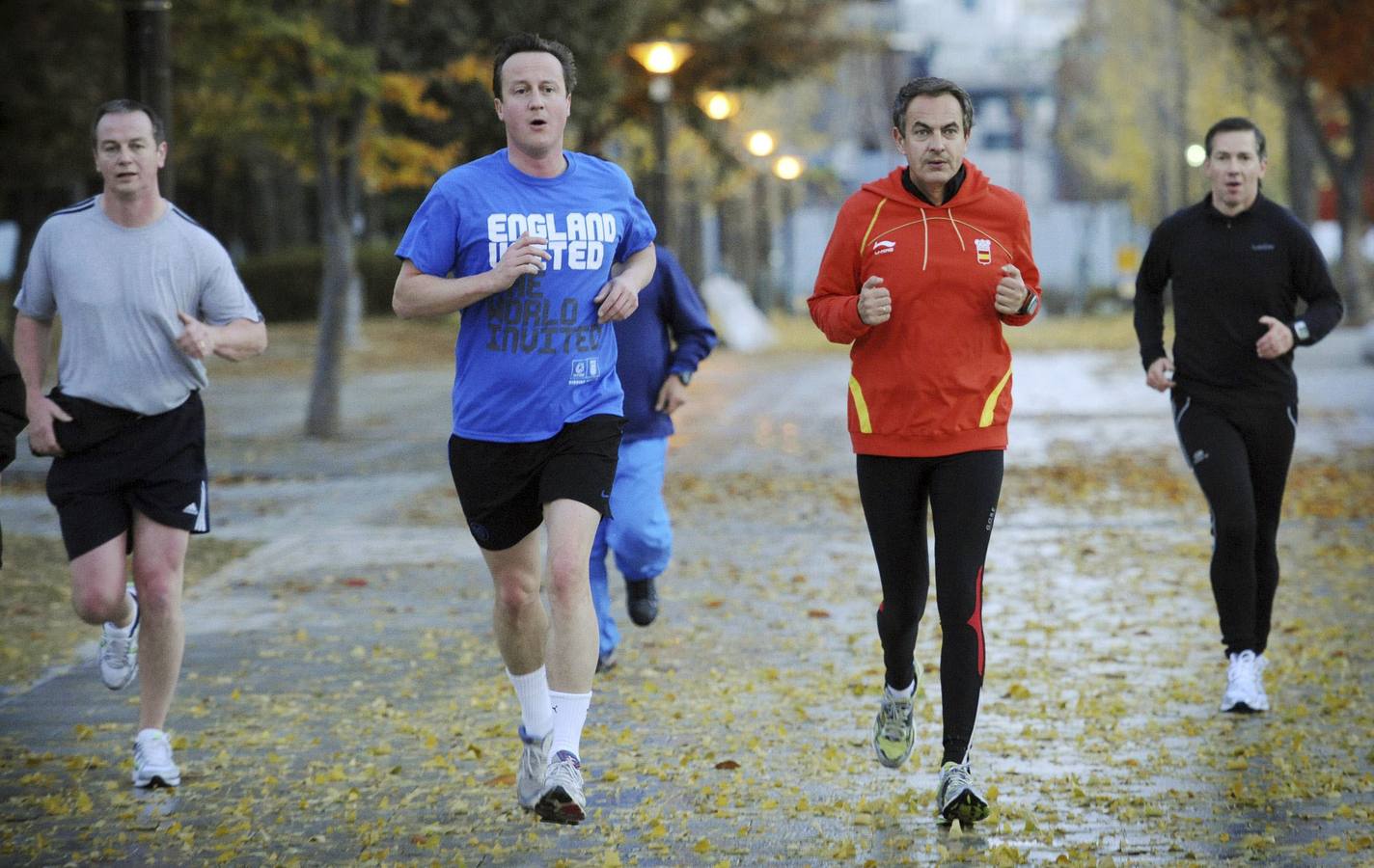 David Cameron y José Luis Rodríguez Zapatero corren juntos.