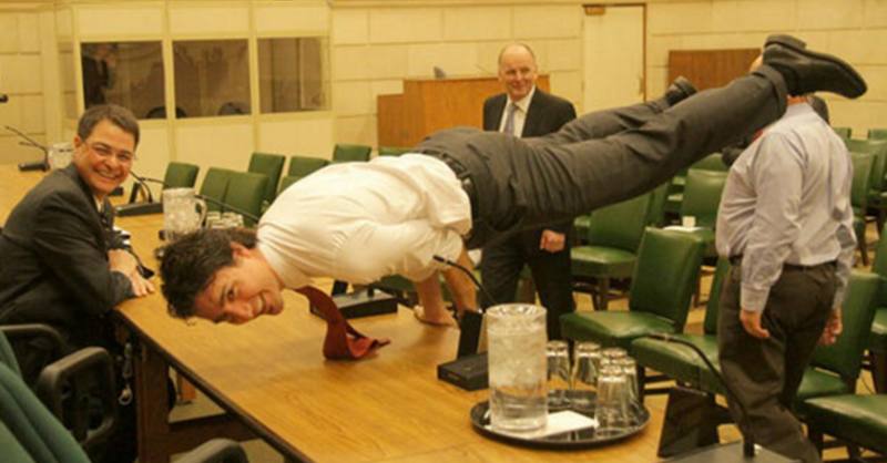 El primer ministro canadiense, Justin Trudeau, hace yoga durante una reunión.