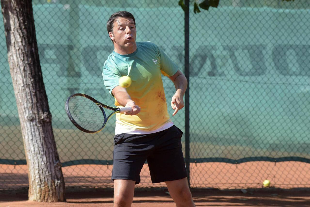 El presidente italiano Mateo Renzi juega al tenis.