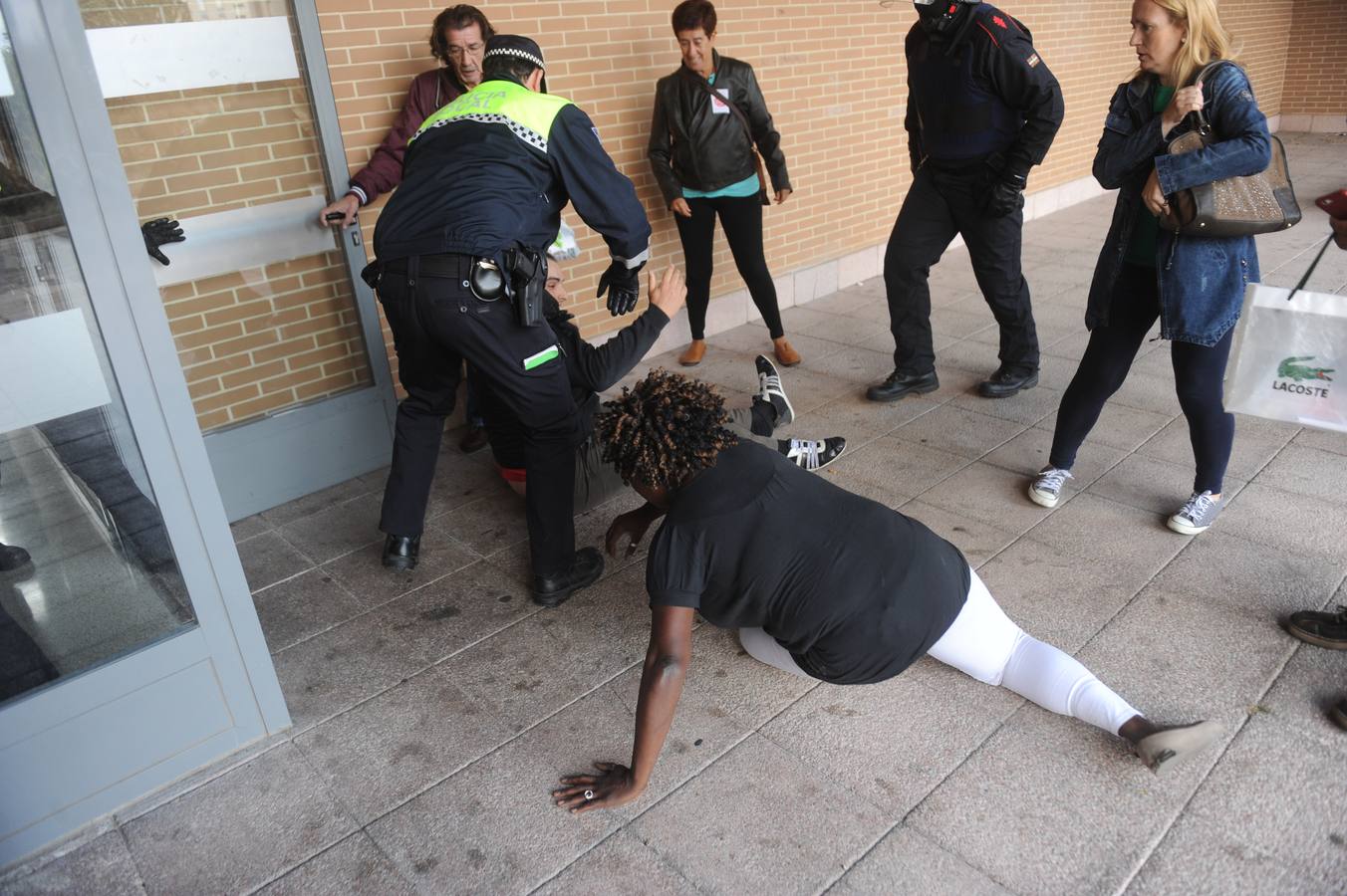 Tensión en un desahucio en Zabalgana