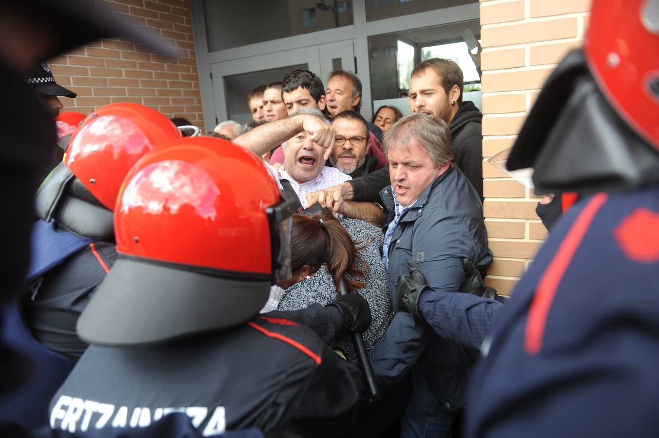 Tensión en un desahucio en Zabalgana