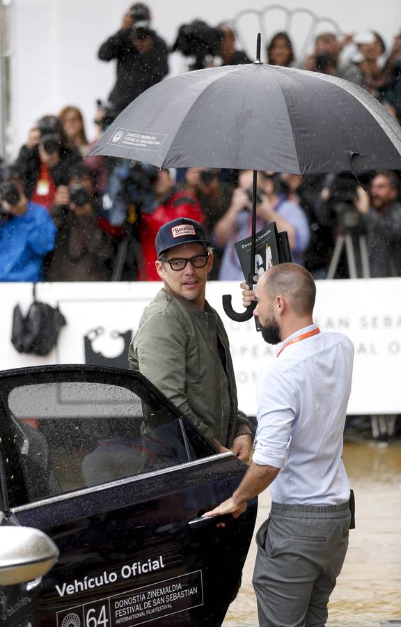 Ethan Hawke llega al Festival de San Sebastián bajo una intensa lluvia