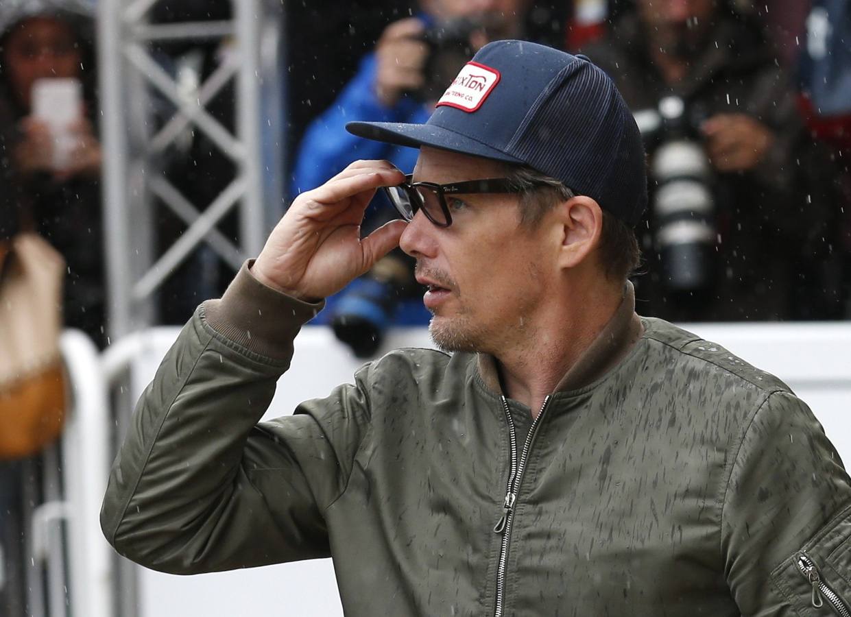 Ethan Hawke llega al Festival de San Sebastián bajo una intensa lluvia