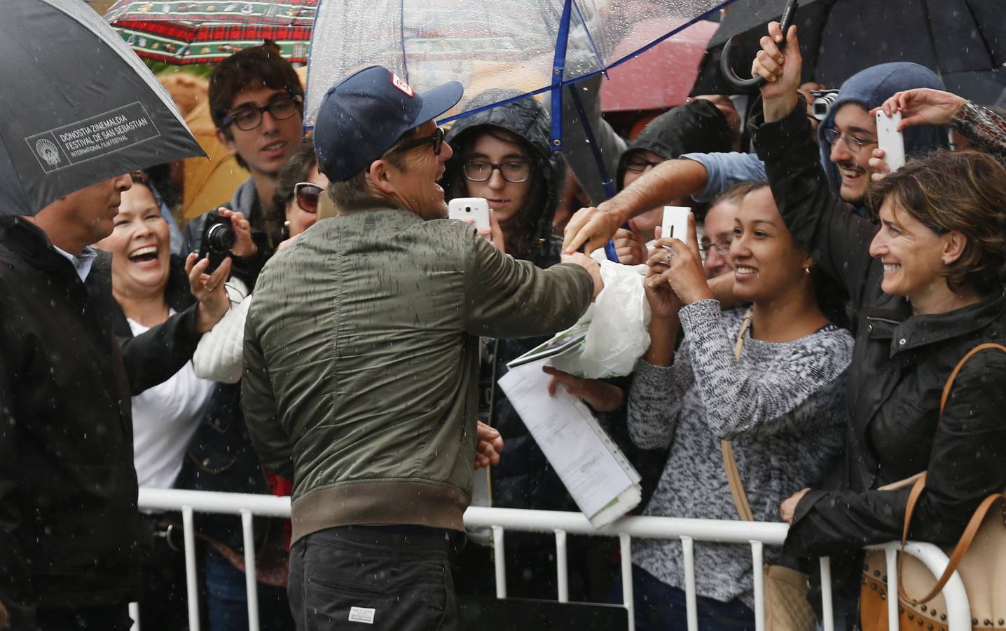 Ethan Hawke llega al Festival de San Sebastián bajo una intensa lluvia