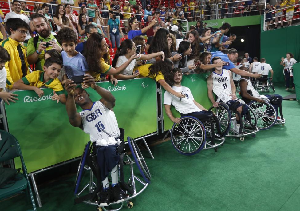 Los jugadores de Gran Bretaña celebran la victoria en el partido por la medalla de bronce de baloncesto en silla de ruedas .