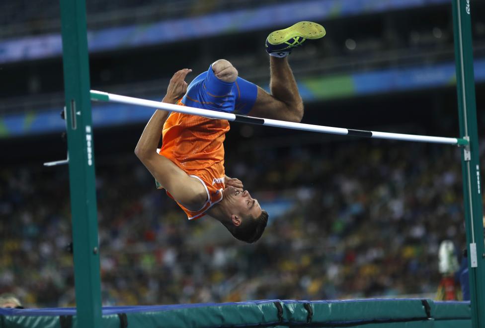 Jeroen Teeuwen de los Países Bajos compite en el salto de altura