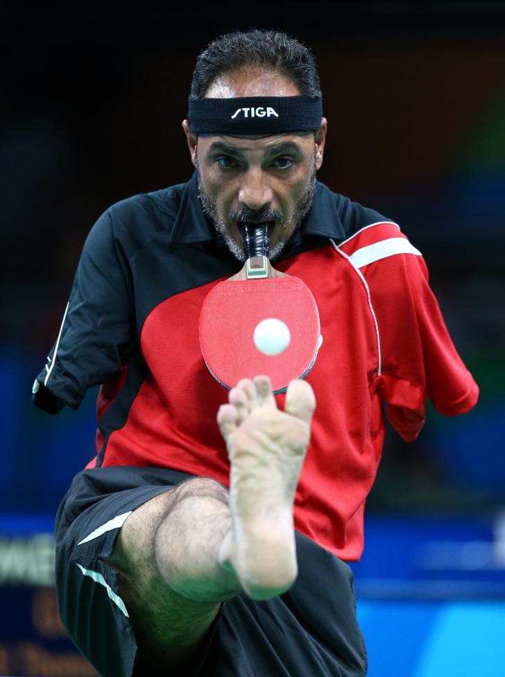 Ibrahim Hamadtou de Egipto compite en el tenis de mesa.