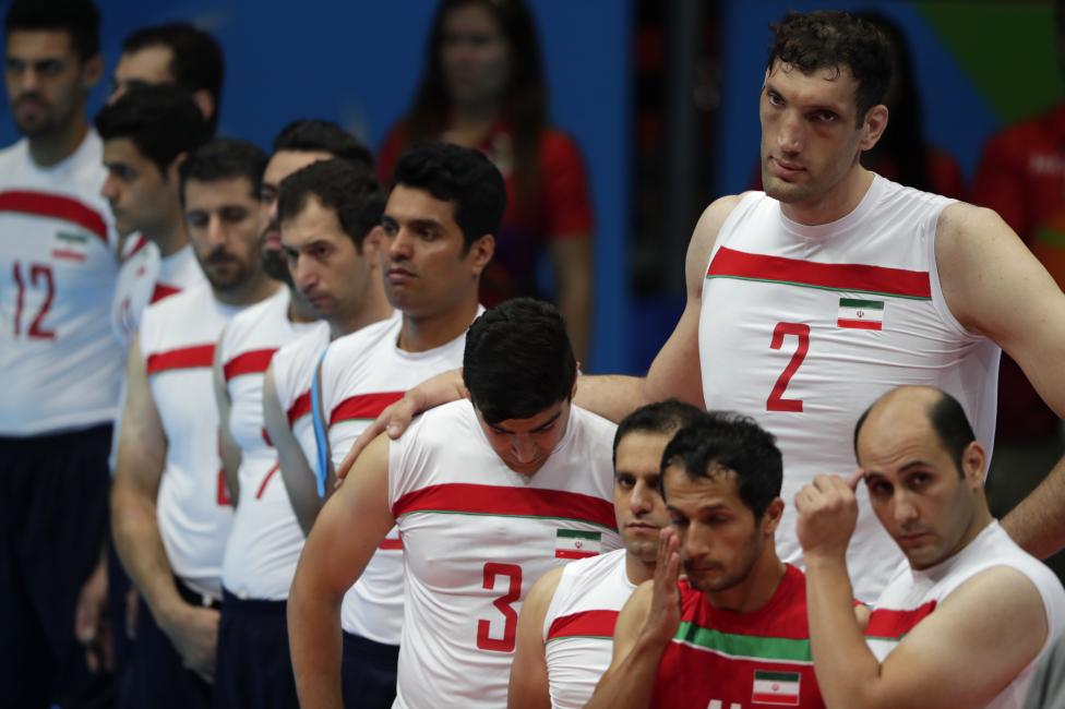 Los jugadores del equipo de Irán guardan un minuto de silencio por el ciclista iraní Bahman Sarafraz Golbarnezhad que murió en un accidente de bicicleta en los Paralímpicos .