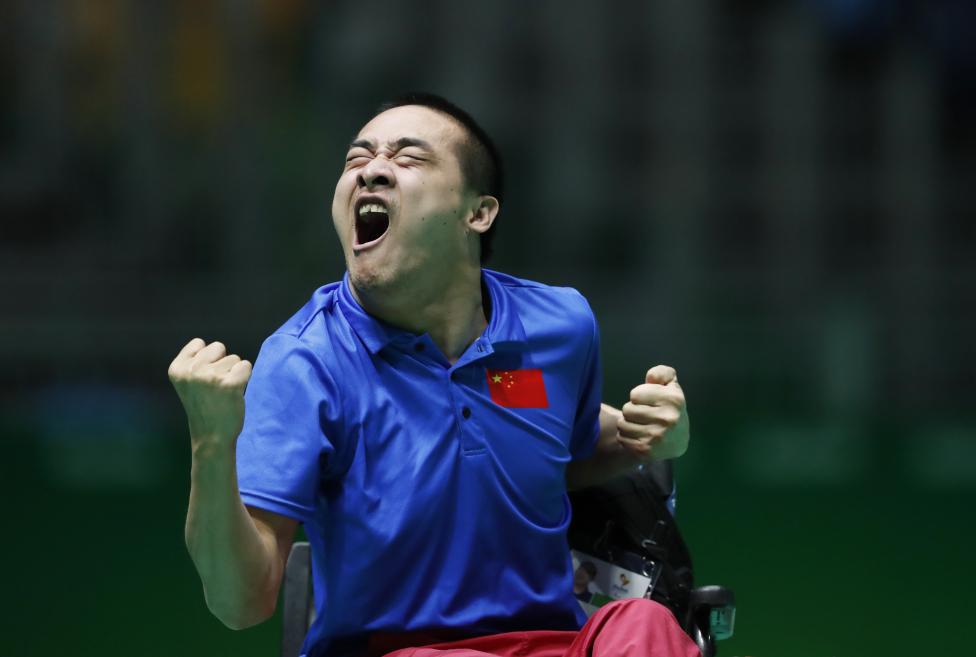 El chino Yan Zhiqiang celebra la medalla de bronce.