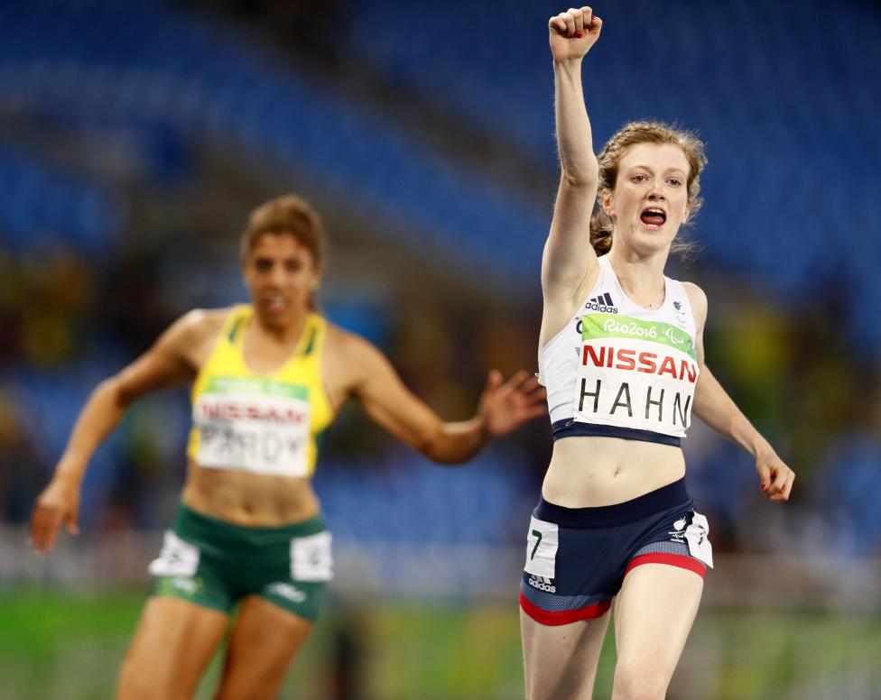 Sophie Hahn, de Gran Bretaña, celebra el oro en la final de 100 metros.