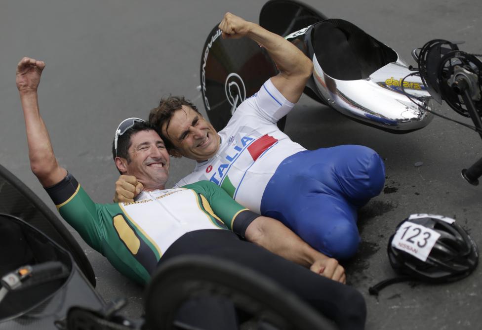 El medallista de oro Ernst van Dyk de (izq) Sudáfrica y medallista de plata Alessandro Zanardi de Italia celebran su triunfo en la carrera de ruta.