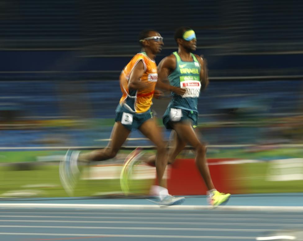 Odair Santos de Brasil corre con su guía en la final de los 1.500 metros .