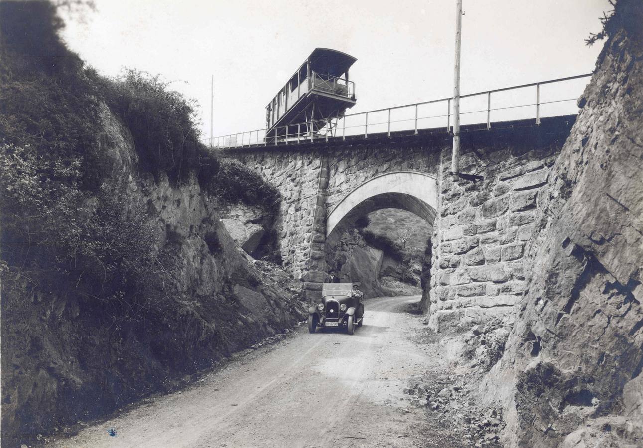 El funicular de La Reineta en uno de los tres viaductos del recorrido en una imagen de la década de los 30. EC