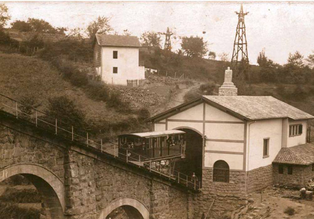 Uno de los coches sale de la estación de La Escontrilla. EC