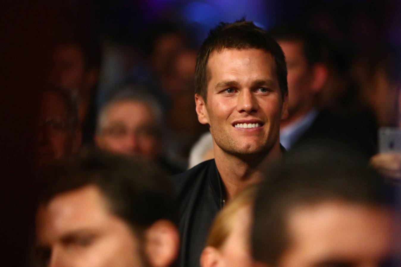 Tom Brady (fútbol americano), 40 millones de euros al año.